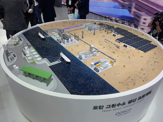 13일 경기 고양 킨텍스에서 열린 H2 MEET 포스코그룹 부스에 전시된 오만 그린수소 생산 프로젝트 축소 모형. 장우진 기자